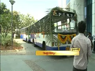 Government  provide more buses facilities for IT employees - Sakshi