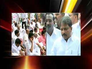 Seemandhra Ministers Deeksha Near Gandhi Statue In Assembly - Sakshi
