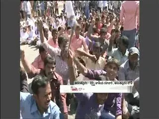 Samaikyandhra protesters fire on cm kiran and chandrababu - Sakshi
