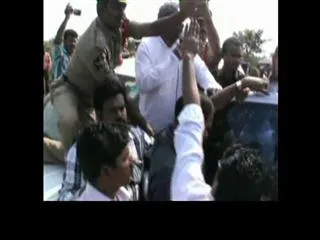 Agitators block Kavuri's convoy - Sakshi