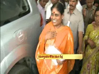 YS Vijayamma Starts For Samara Deeksha - Sakshi