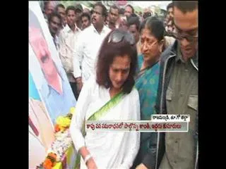 Srihari's wife Shanti mourning her husband death - Sakshi