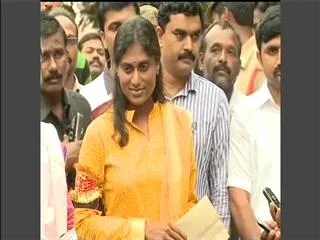 Jagan happy with padayatra success: Sharmila - Sakshi