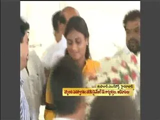 Sharmila mobbed by supporters at Shamshabad - Sakshi