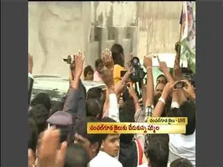 Sharmila reaches Chanchalaguda jail - Sakshi