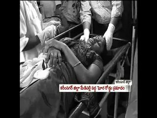 4 People dies after car hits tree in karimnagar district - Sakshi