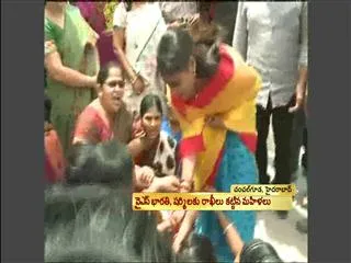 Jagan's 'sisters' throng Chanchalguda to tie rakhi - Sakshi