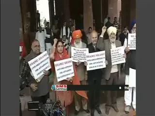 Akali Dal burns Rahul Gandhi's effigies - Sakshi