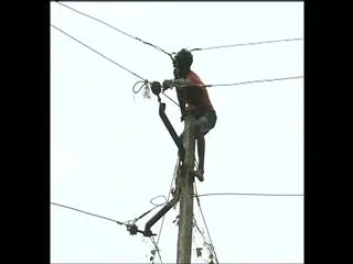 Fishermen repair electrical lines themselves in phailin affected at srikakulam - Sakshi