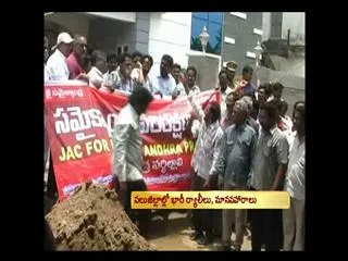 . Students, employees, workers, took out a massive rally to the house of Congress MP - Sakshi
