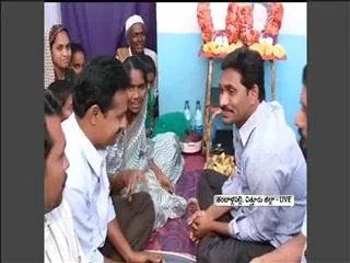 ys jagan mohan reddy consoles subhan saheb family - Sakshi