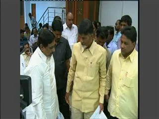 TDP leaders play drama over bifurcation - Sakshi