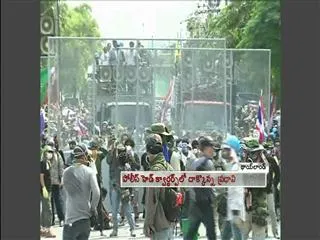 Thai protesters force PM to flee police compound - Sakshi