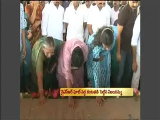 Family members pay tearful tributes to YS Rajasekhara Reddy in Idupulapaya - Sakshi