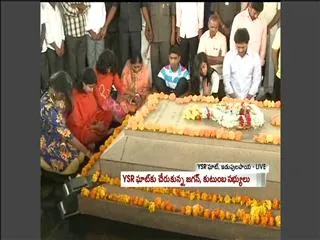 Jagan Family paying tributes to YSR at Idupulapaya - Sakshi
