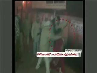 UP Police Criticised for Ruthlessly Beating Women Protesters - Sakshi