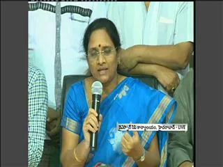vasireddy padma press meet over delhi samaikya dharna - Sakshi