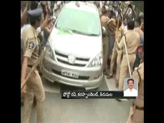 Slippers attacks V Hanumathasrao's vehical at alipiri in Tirupati - Sakshi