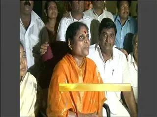 Vijayamma demands compensation for phalin victims - Sakshi