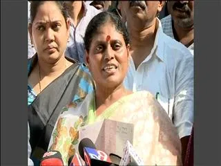 YS Vijayamma talks with anuhya father - Sakshi