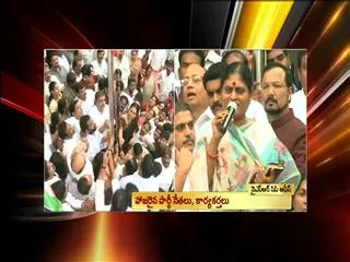 YS Vijayamma Hoists The National Flag at their Party Office - Sakshi