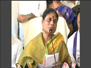 YS Vijayamma demands for loan waiver of farmers - Sakshi