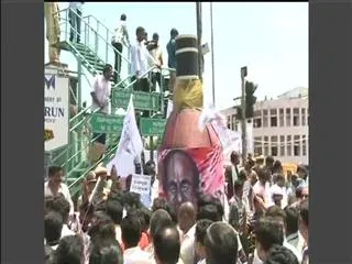 Vijayawada city blocked by seemandhra agitators - Sakshi