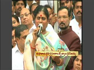 State Passing Through Turmoil: Vijayamma - Sakshi