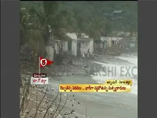 Cyclone Phailin: Landfall expected between 6-8 pm - Sakshi