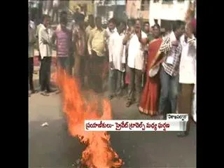 fight between private travels and passengers in vizag - Sakshi