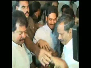 YS Jagan meet Fans at Lotus Pond - Sakshi