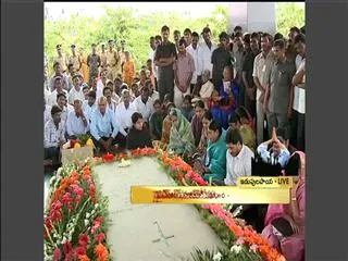 YS Jagan Mohan Reddy pay tribute at YSR Ghat at Idupulapaya - Sakshi