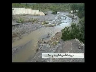 Huge water wasted with negligence - Sakshi
