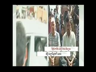 Arvind Kejrival Punched during Election Campaign - Sakshi