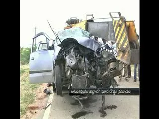 three died in road accident in anantapur district - Sakshi