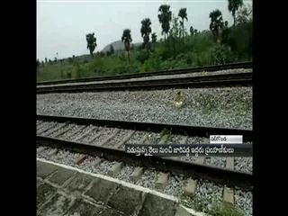 Man dies after falling from running train - Sakshi