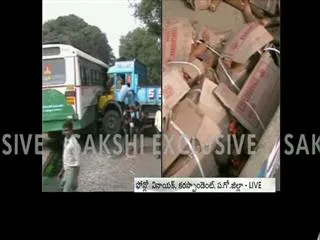 Lorry hits bus, 15 injured - Sakshi