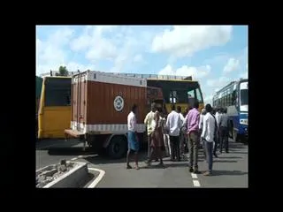 Ten school students injured in Road Mishap - Sakshi