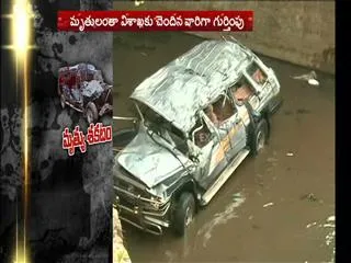 21-died-in-a-accident-at-davaleswaram-barrage - Sakshi