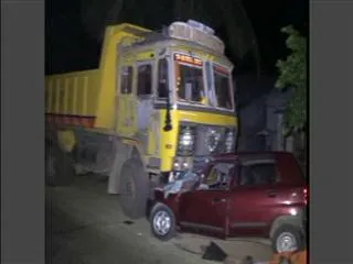 Six killed in road accident in khammam district - Sakshi