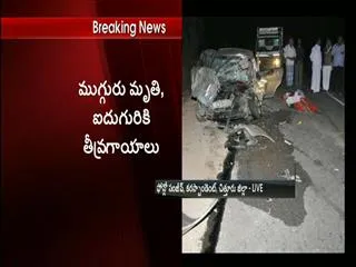 3 killed,five injured in road accident - Sakshi