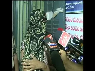 Jilted girl student throws acid on lover-lecturer - Sakshi