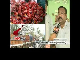 food packets distributes to hudhud affected areas - Sakshi