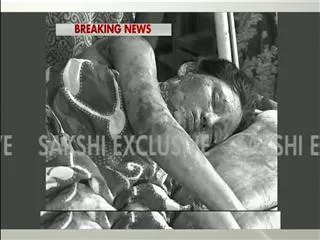 cruel-husband-try-to-kill-his-wife-at-vijayawada - Sakshi