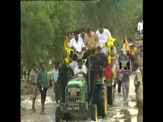 chandrababu-naidus-tractor-stucked-in-water-in-srikakulam-tour - Sakshi