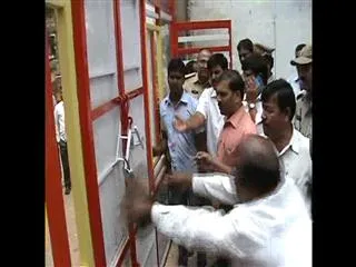 ap and telangana employees clash in apngo bhavan - Sakshi