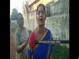 Anger from a women on land pooling for proposed a capital - Sakshi