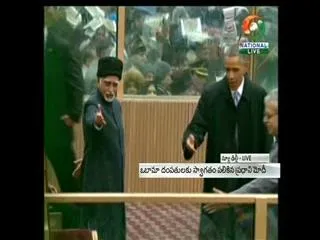 obama caught on camera with chewing gum - Sakshi