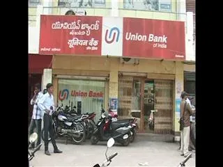 Rs 20 lakh cash looted from Union bank - Sakshi