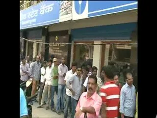 heavy queue lines at vizag atm centres - Sakshi